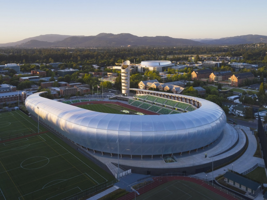 木結(jié)構(gòu)與ETFE膜結(jié)構(gòu)屋面，俄勒岡大學(xué)創(chuàng)新田徑場(chǎng)館